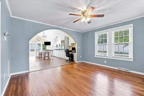Living - 652 Arlington Rd, Greer, SC 29651 photo 5 of 6