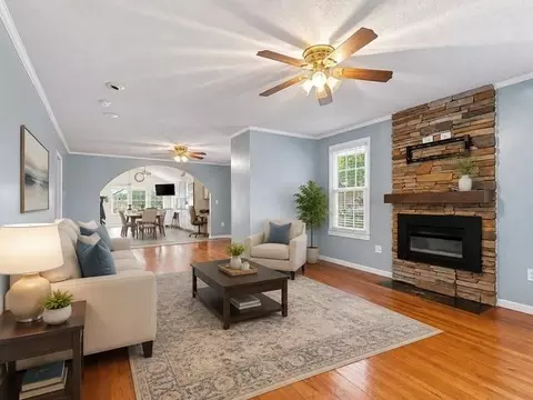 Living - 652 Arlington Rd, Greer, SC 29651 photo 4 of 6