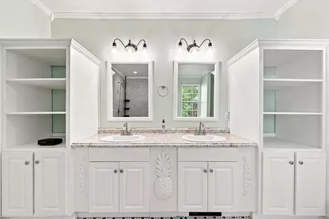 Bath - 652 Arlington Rd, Greer, SC 29651 photo 3 of 5