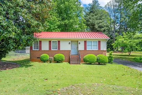 8 Cross St, Inman, SC 29349