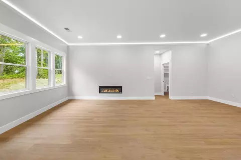 Living - 112 Dora Ave, Gaffney, SC 29341 photo 2 of 4