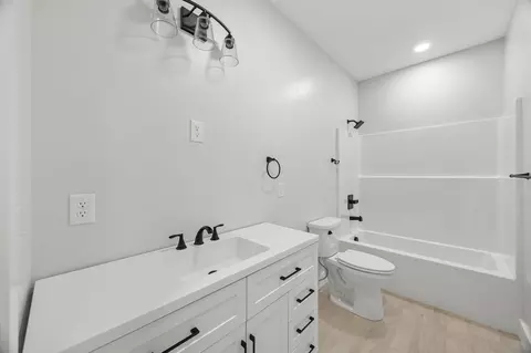 Bath - 112 Dora Ave, Gaffney, SC 29341 photo 4 of 4
