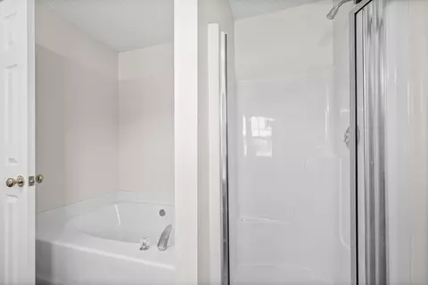 Bath - 511 Smoothstone Dr, Duncan, SC 29334 photo 2 of 3