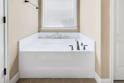 Bath - 120 Hubbard Ln, Greer, SC 29651 photo 2 of 3