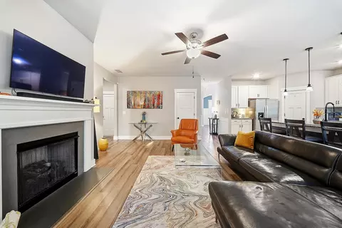 Living - 120 Marshfield Trl, Simpsonville, SC 29680 photo 2 of 3