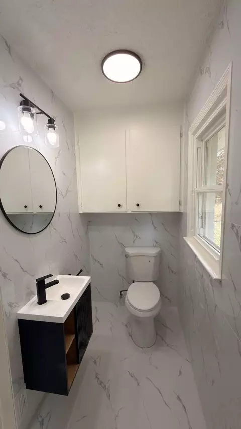 Bath - 926 E Main St, Duncan, SC 29334 photo 5 of 5
