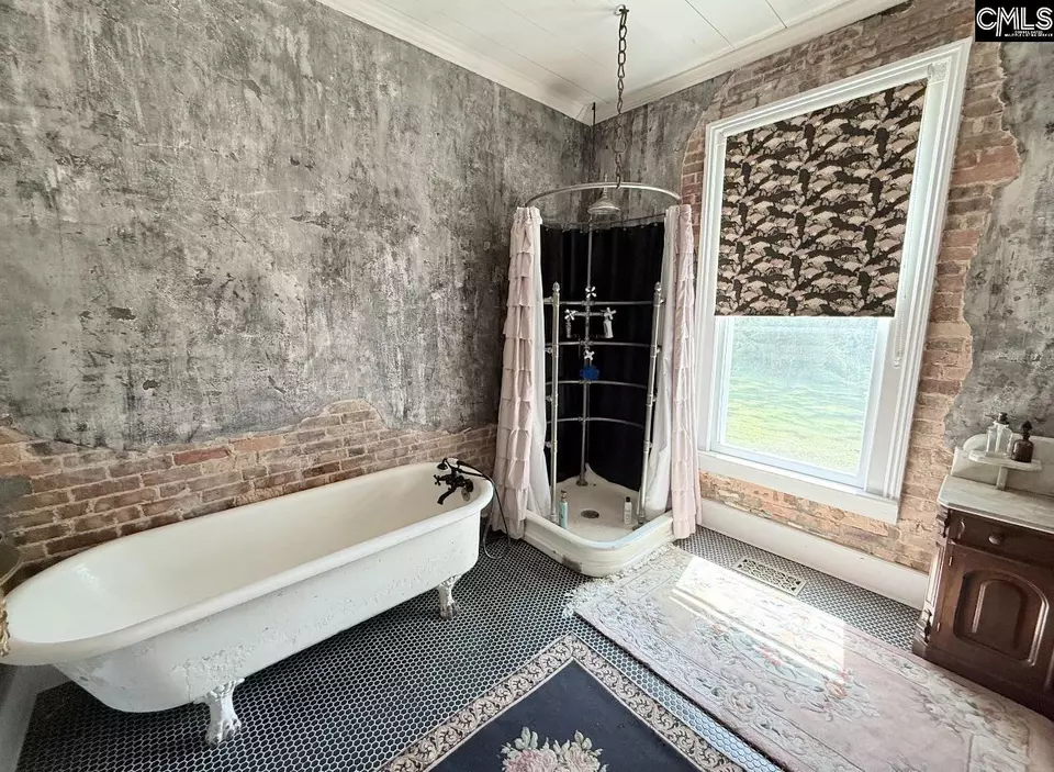 Bath - 808 Boundary St, Newberry, SC 29108 photo 2 of 5