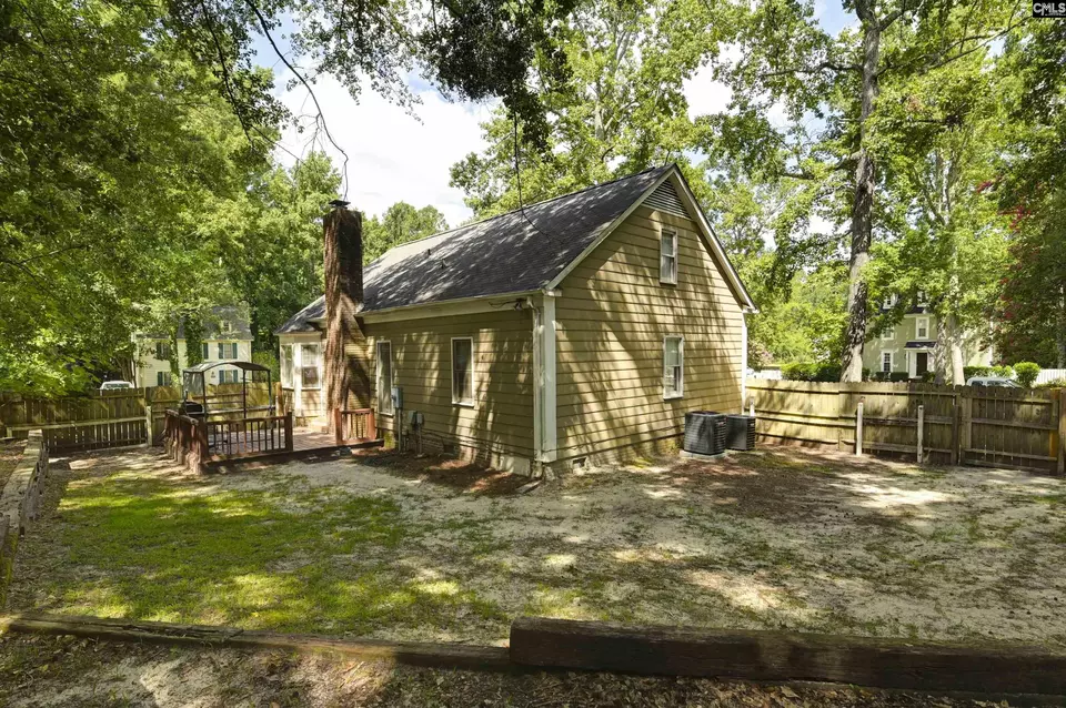 Exterior - 2 Forest Trace Ct, Forest Acres, SC 29204 photo 5 of 12