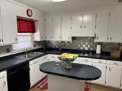 Kitchen - 1411 E Harrison Ext St, Dillon, SC 29536 photo 3 of 5