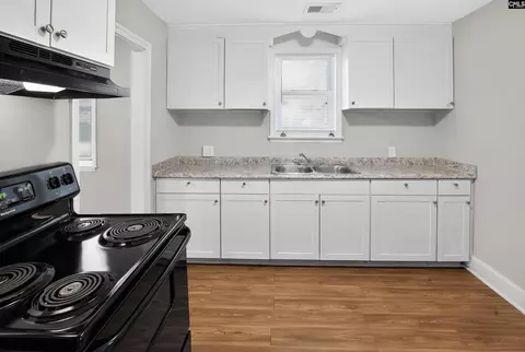 Kitchen - 1118 Summerland Dr, Cayce, SC 29033 photo 6 of 7