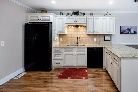 Kitchen - 103 Longleaf Dr, Cayce, SC 29033 photo 2 of 4