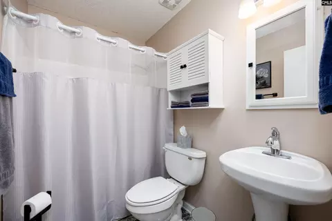 Bath - 103 Longleaf Dr, Cayce, SC 29033 photo 3 of 4