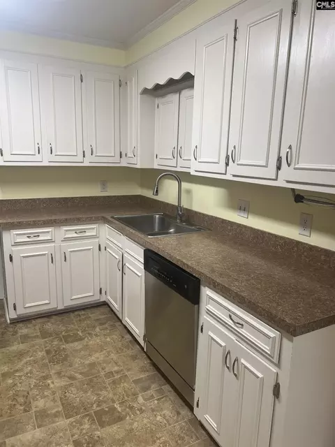 Kitchen - 40 Sunhurst Ct, Sumter, SC 29154 photo 3 of 4