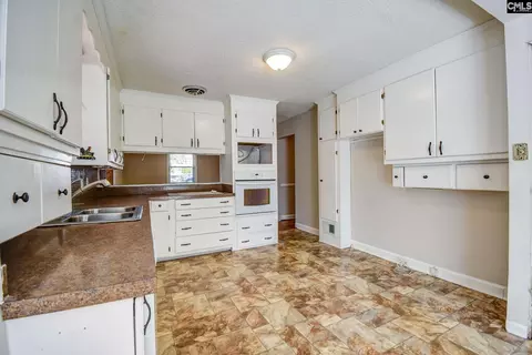 Kitchen - 949 Gabriel Rd, Cayce, SC 29033 photo 2 of 2