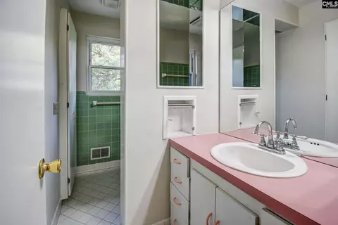 Bath - 949 Gabriel Rd, Cayce, SC 29033 photo 2 of 4