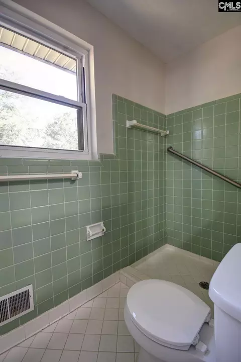 Bath - 949 Gabriel Rd, Cayce, SC 29033 photo 3 of 4