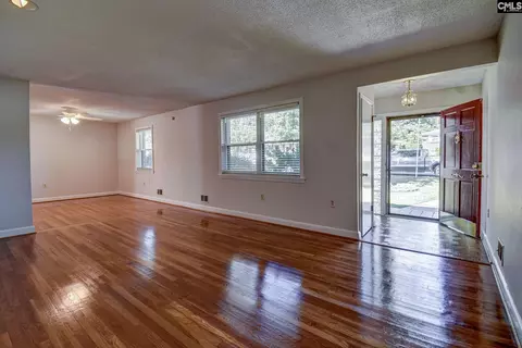 Living - 949 Gabriel Rd, Cayce, SC 29033 photo 2 of 9