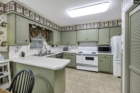 Kitchen - 115 E Wheeler Cir, Saluda, SC 29138 photo 3 of 3