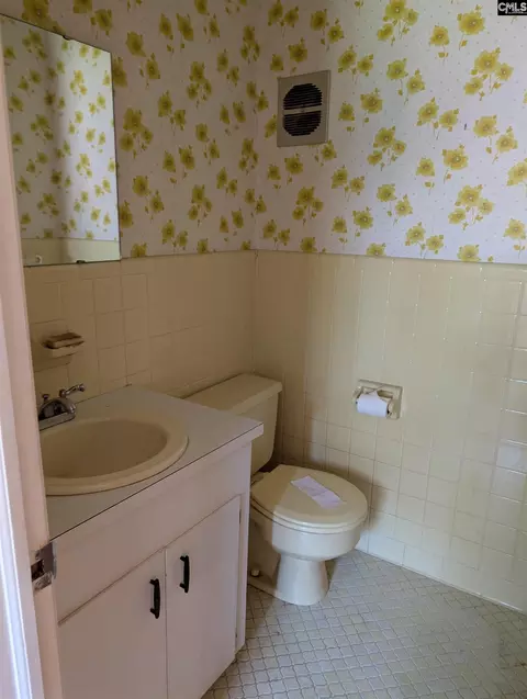 Bath - 112 Hickory Ln, Cayce, SC 29033 photo 1 of 4