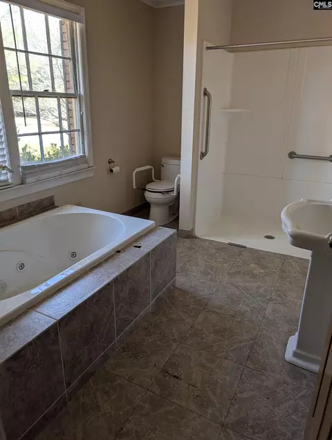 Bath - 112 Hickory Ln, Cayce, SC 29033 photo 2 of 4
