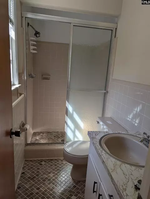 Bath - 112 Hickory Ln, Cayce, SC 29033 photo 3 of 4