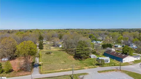 19 Choctaw St, Laurens, SC 29360
