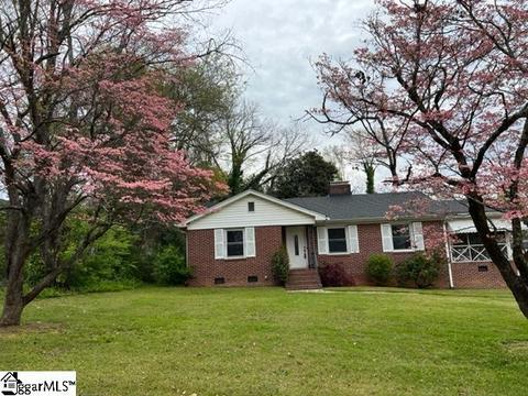 6 Woodland Ln, Greenville, SC 29615