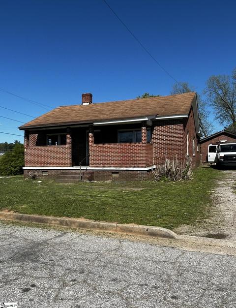 16 Circle St, Ware Shoals, SC 29692