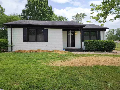 135 Raintree Dr, Spartanburg, SC 29301