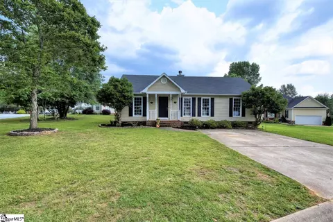 615 Oak Valley Dr, Simpsonville, SC 29681