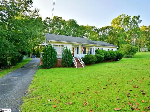 16 E Summit Dr, Ware Shoals, SC 29692