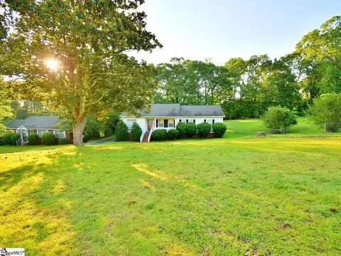 16 E Summit Dr, Ware Shoals, SC 29692 photo 2