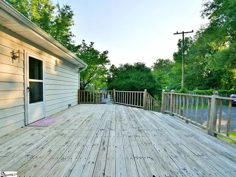 16 E Summit Dr, Ware Shoals, SC 29692 photo 4