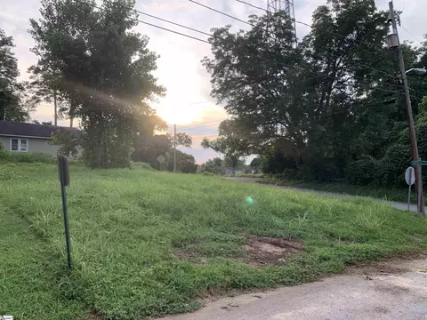 226 Hance St, Laurens, SC 29360