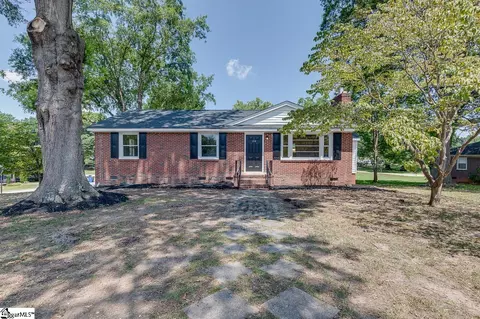100 Crestmere Ln, Taylors, SC 29687