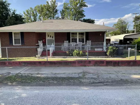 304 E Hampton St, Laurens, SC 29360 photo 1