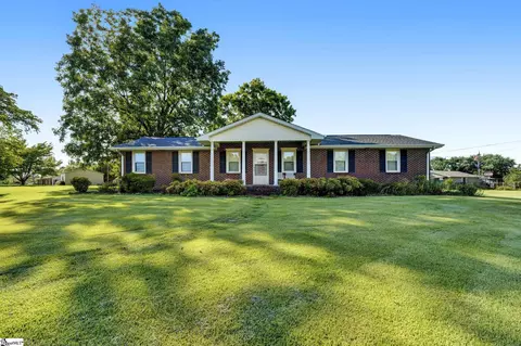 102 Colonial Ln, Simpsonville, SC 29681