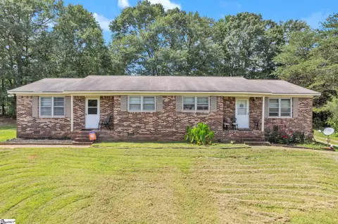 109-111 Hunter Dr, Boiling Springs, SC 29316