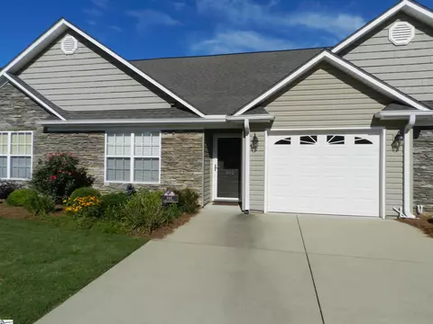 102 Shalom Dr, Simpsonville, SC 29681