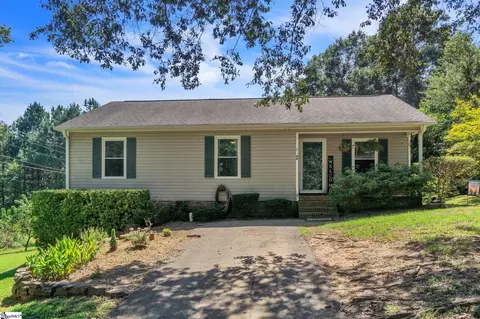 86 Boxwood Ln, Boiling Springs, SC 29316