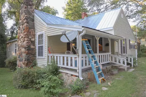 103 Maplebrook St, Laurens, SC 29360