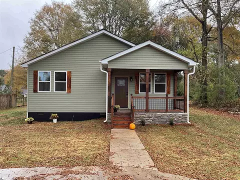 27 Beattie St, Laurens, SC 29360