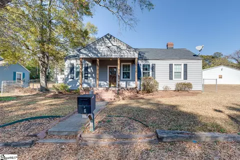 6 Center St, Taylors, SC 29687