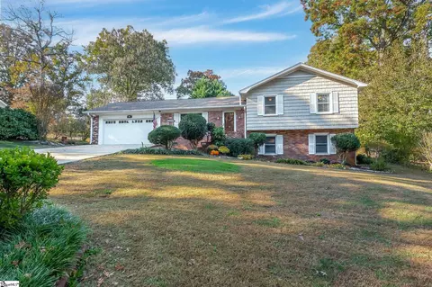 4 Braddock Dr, Taylors, SC 29687
