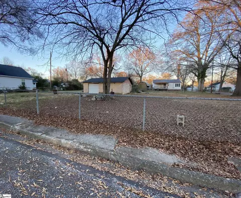 236 Oak St, Clinton, SC 29325