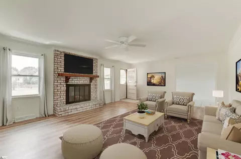 Living - 460 Bishop Dr, Mauldin, SC 29662 photo 4 of 4