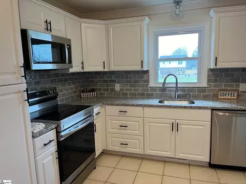 Kitchen - 460 Bishop Dr, Mauldin, SC 29662 photo 2 of 4