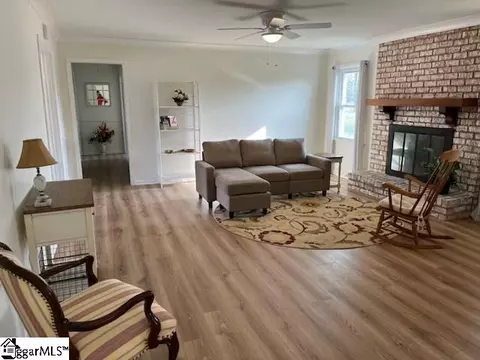Living - 460 Bishop Dr, Mauldin, SC 29662 photo 1 of 4