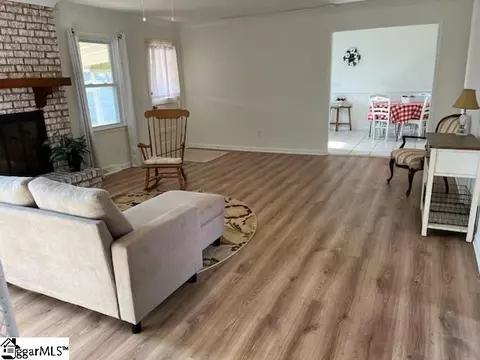 Living - 460 Bishop Dr, Mauldin, SC 29662 photo 2 of 4