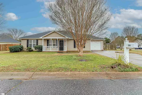 200 Golden Leaf Ln, Simpsonville, SC 29681